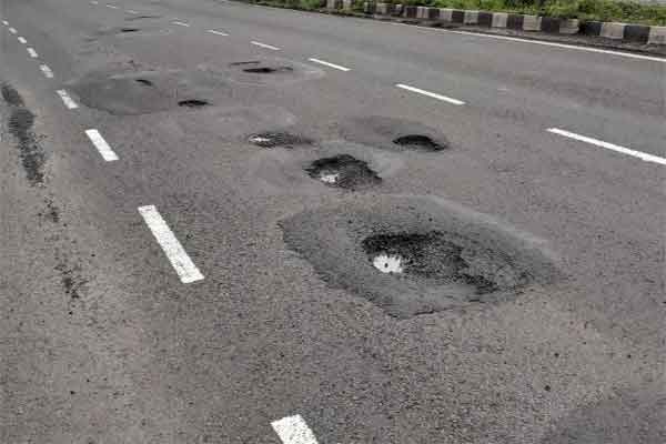 रांची-टाटा हाइवे पर जगह-जगह गड्ढे, चालकों को भारी परेशानी व दुर्घटना का खतरा