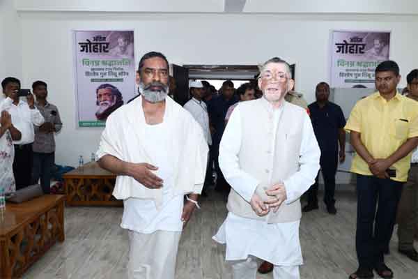 राज्यपाल नेमरा पहुंचे, दिशोम गुरु शिबू सोरेन को श्रद्धांजलि अर्पित की