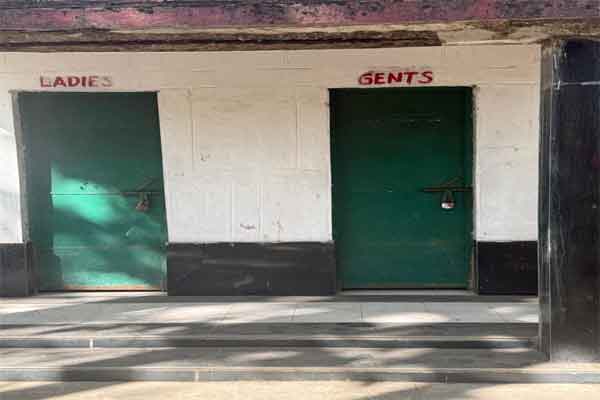 जोन्हा फॉल घूमिये मगर शौचालय का नाम ना लिजिए, क्योंकि लटका मिलेगा ताला