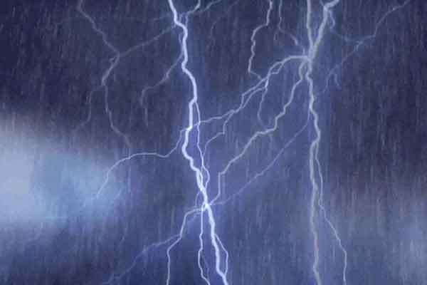 झारखंड में भारी बारिश का कहर: 10 जिलों में वज्रपात और तूफान का अलर्ट