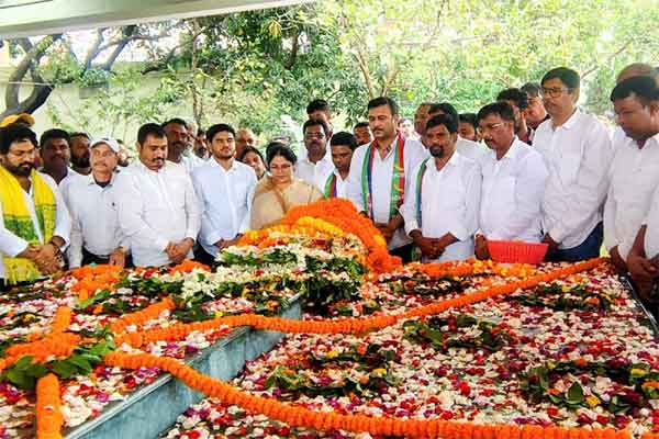 आजसू संस्थापक निर्मल महतो को सुदेश महतो समेत पार्टी नेताओं ने दी श्रद्धांजलि
