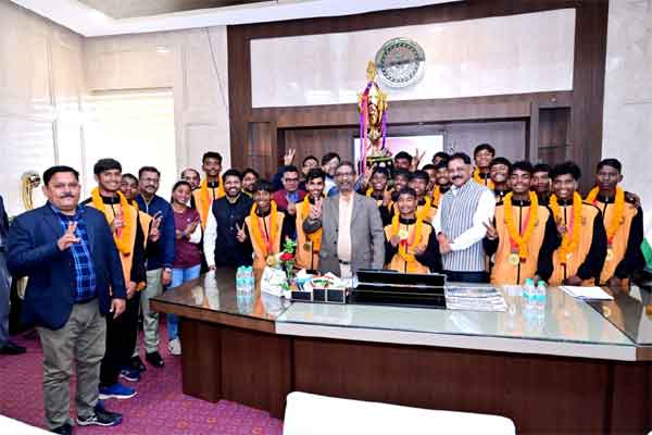 CM से अंडर-14 फुटबॉल टीम ने की मुलाकात, राष्ट्रीय चैंपियन बनने पर बधाई