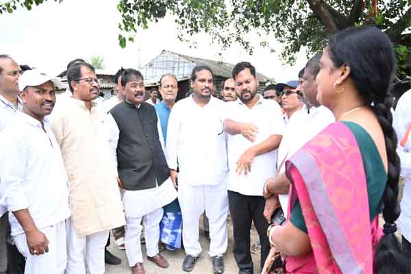 पूर्णिया नरसंहार के पीड़ित परिवार से मिले बंधु तिर्की, कहा - यह मानवता पर कलंक