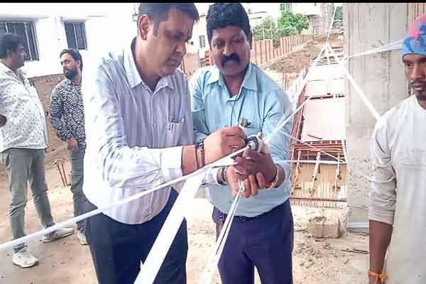 G+8 बिल्डिंग पर चला निगम का हथौड़ा, निर्माण कार्य पर लगाया ताला