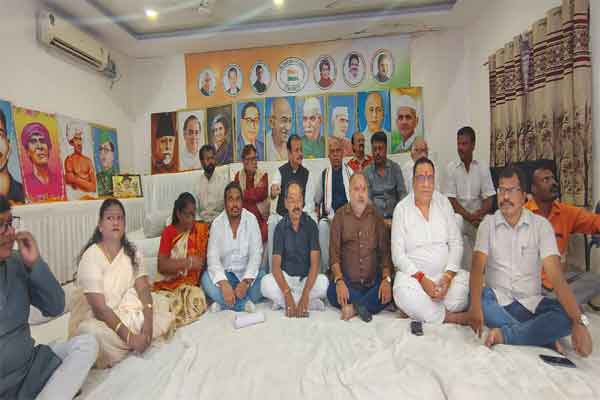 कांग्रेस भवन में कार्यकर्ताओं को दिखाया गया राहुल गांधी के प्रेस कॉन्फ्रेंस का वीडियो