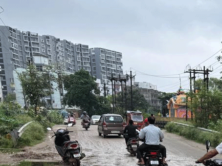 पुनदाग रोड मे गड्ढे भरने के काम आधा अधूरा