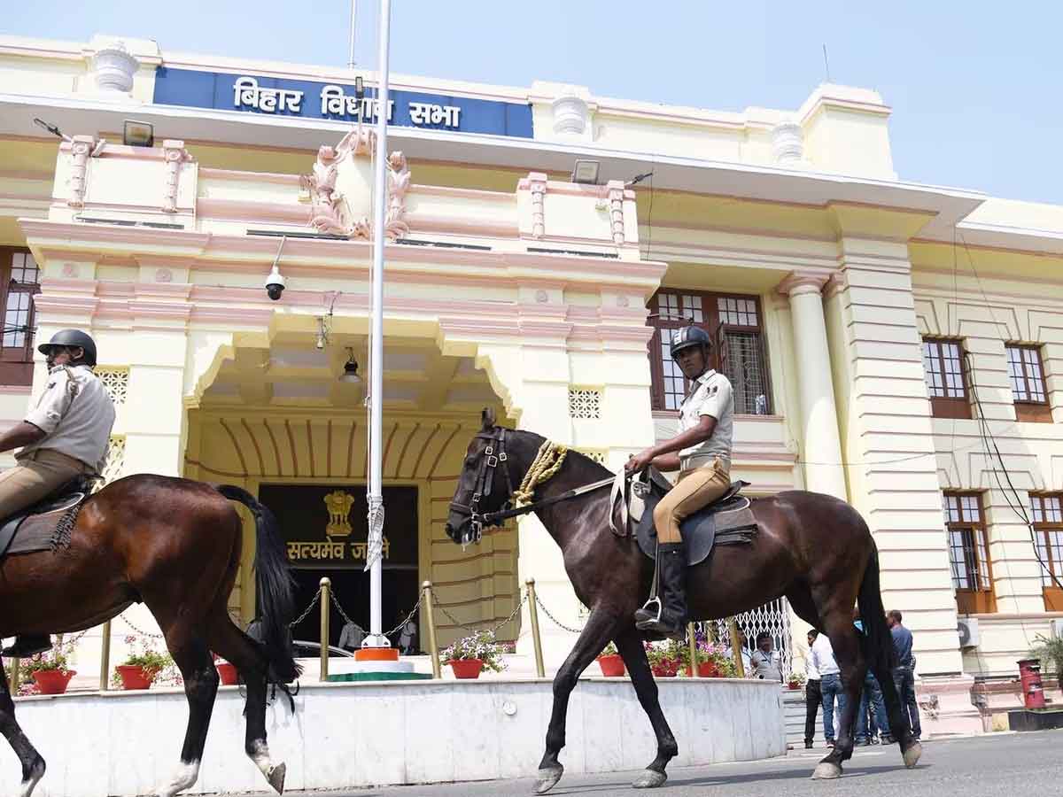 बिहार विधान परिषद से डाटा चोरी : EOU की कार्रवाई, अवर सचिव समेत 9 पर FIR