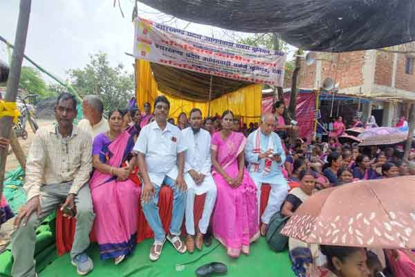 आंगनबाड़ी सेविका-सहायिकाओं का राजभवन के समक्ष अनिश्चितकालीन धरना, सेवानिवृत्ति व पेंशन की मांग