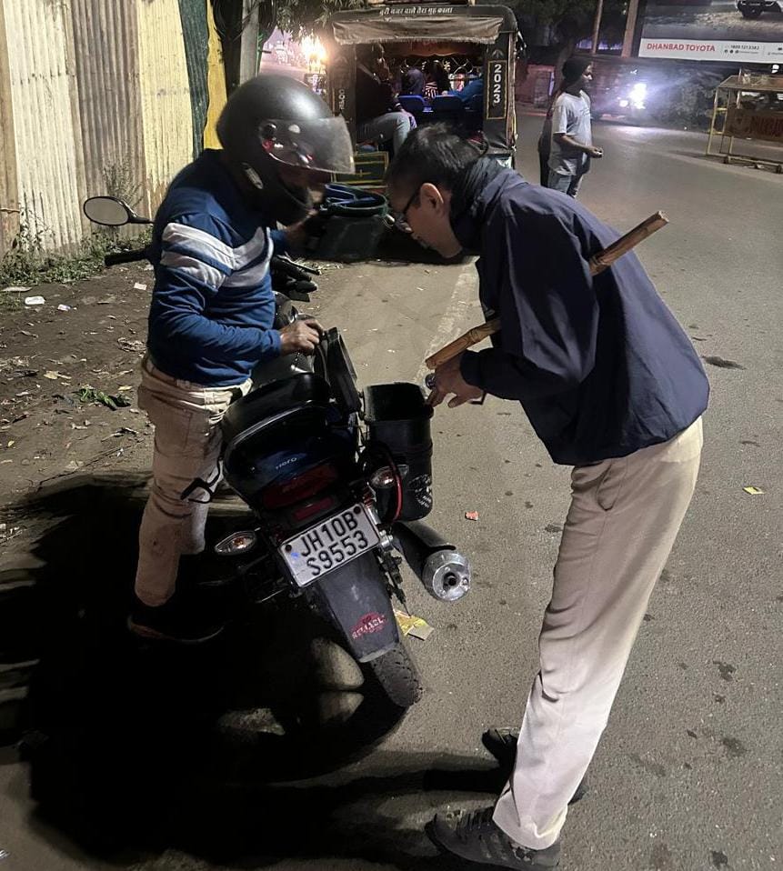 दिल्ली धमाके के बाद धनबाद में हाई अलर्ट, चला सघन वाहन चेकिंग अभियान