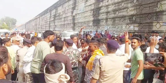 चुनाव के बीच अररिया में कांग्रेस और बीजेपी समर्थकों में झड़प, इलाके में तनाव का माहौल