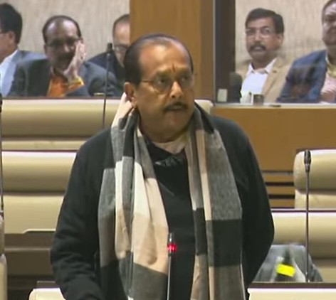 झारखंड विस सत्र :  वित्त मंत्री ने सदन में पेश की कैग रिपोर्ट