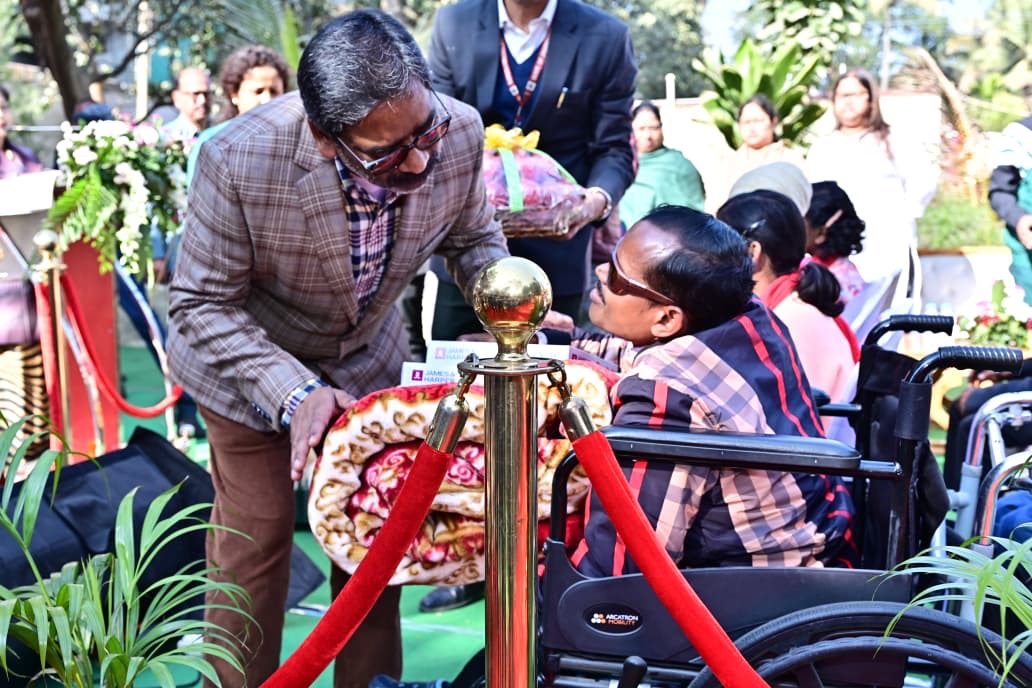 दिशोम गुरु की जयंती पर CM ने चेशायर होम में दिव्यांग बच्चों के साथ बिताया समय