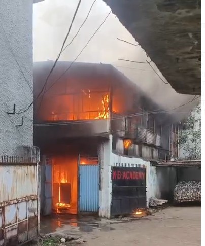 रांची : चार्जिंग के दौरान  EV में शॉर्ट सर्किट से घर में लगी आग, लाखों की संपत्ति जलकर राख