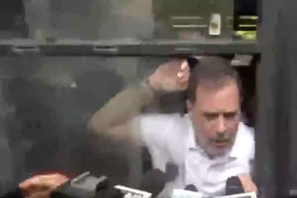 INDIA ब्लॉक का संसद से EC दफ्तर तक मार्च, पुलिस ने राहुल, प्रियंका सहित अन्य सांसदों को हिरासत में लिया