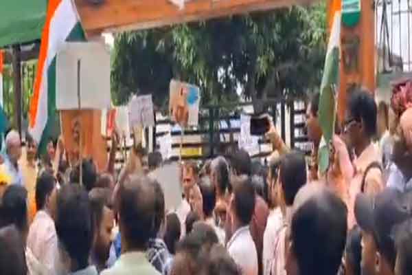 पटना :  परिचारी संघ व वार्ड सदस्यों ने सरकार के खिलाफ खोला मोर्चा, JDU कार्यालय घेरा