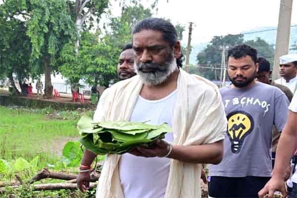 सीएम हेमंत ने गुरु जी के सात कर्म का पारंपरिक विधान किया पूरा