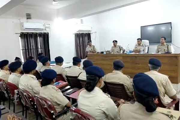 धनबाद :  पुलिस सभा में सुनी गईं जवानों की समस्याएं ,कई का समाधान