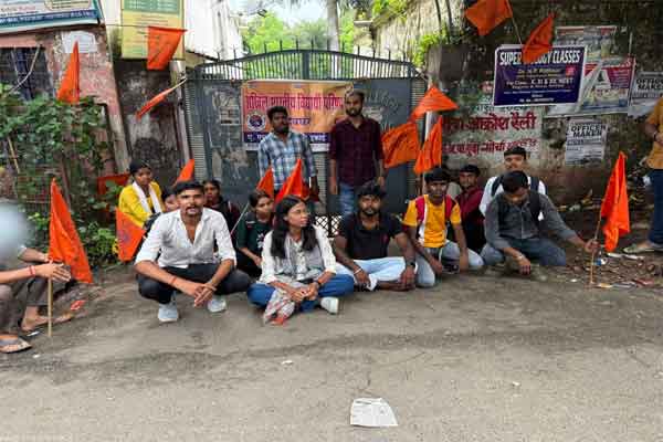देवघर :  चांसलर पोर्टल खोलने की मांग को लेकर ABVP का विरोध-प्रदर्शन, कॉलेज में की तालाबंदी