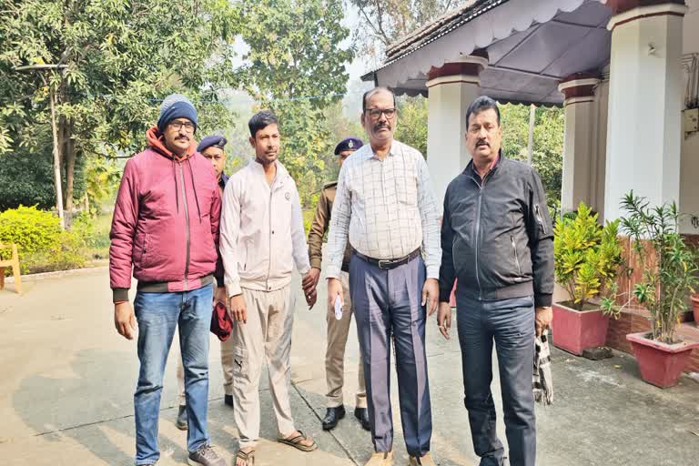 रोहतास में निगरानी विभाग की बड़ी कार्रवाई, BEO का डेटा ऑपरेटर 14 हजार घूस लेते रंगे हाथ गिरफ्तार