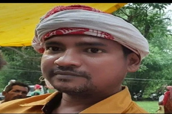 बुढ़मु :  पड़हा सरकार युवा संघ के नेता पर मतांतरण का आरोप, ग्रामीणों ने पकड़कर पुलिस को सौंपा