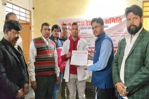 स्वामी विवेकानंद की जयंती पर धनबाद रेड क्रॉस में रक्तदान शिविर, SDO ने युवाओं को किया प्रेरित