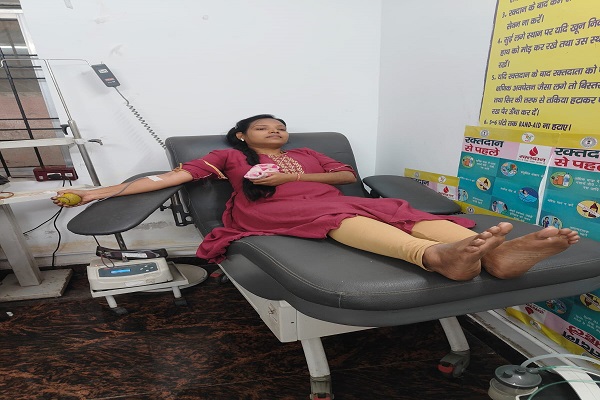 रामगढ़: राष्ट्रीय युवा दिवस पर सदर अस्पताल में युवक युवतियों ने किया रक्तदान