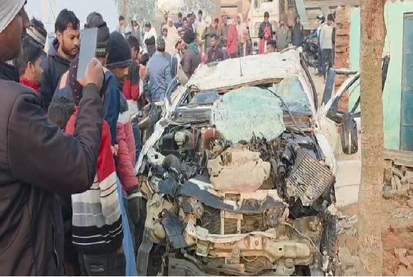 गढ़वा :  ट्रक की टक्कर से स्कॉर्पियो अनियंत्रित होकर घर में घुसी, चार की मौत