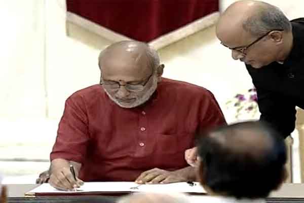 सीपी राधाकृष्णन ने उपराष्ट्रपति पद की ली शपथ, जगदीप धनखड़ भी रहे मौजूद