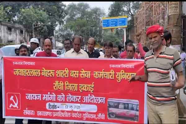 रजिस्ट्रेशन फेल होने से 17 बसें बंद, निगम ऑफिस के बाहर धरने पर बैठे चालक व कर्मी