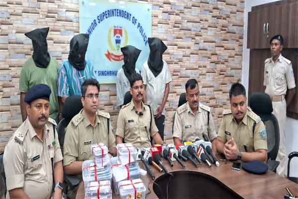 जमशेदपुर : बिष्टुपुर लूट व फायरिंग मामले में चार गिरफ्तार, 10.69 लाख नकद बरामद