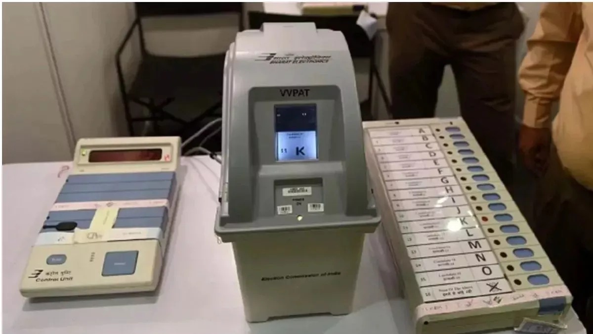 बिहार : पहले चरण में 18 जिलों की 121 सीटों पर वोटिंग, EVM-VVPAT का रैंडमाइजेशन पूरा