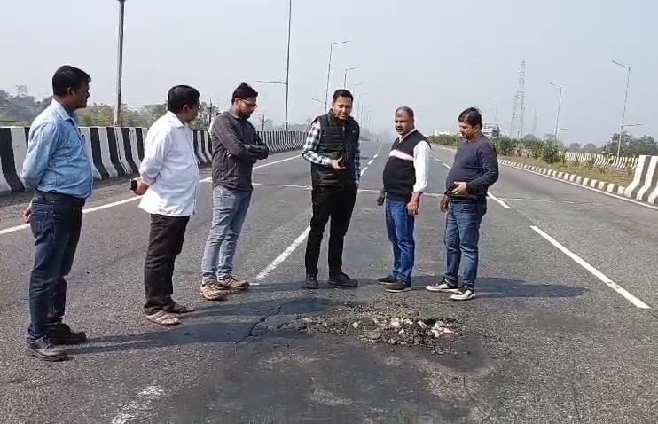 धनबाद :  276 करोड़ से बना ओवरब्रिज 6 सालों में ही हुआ जर्जर, मलबा गिरने से मची अफरा-तफरी