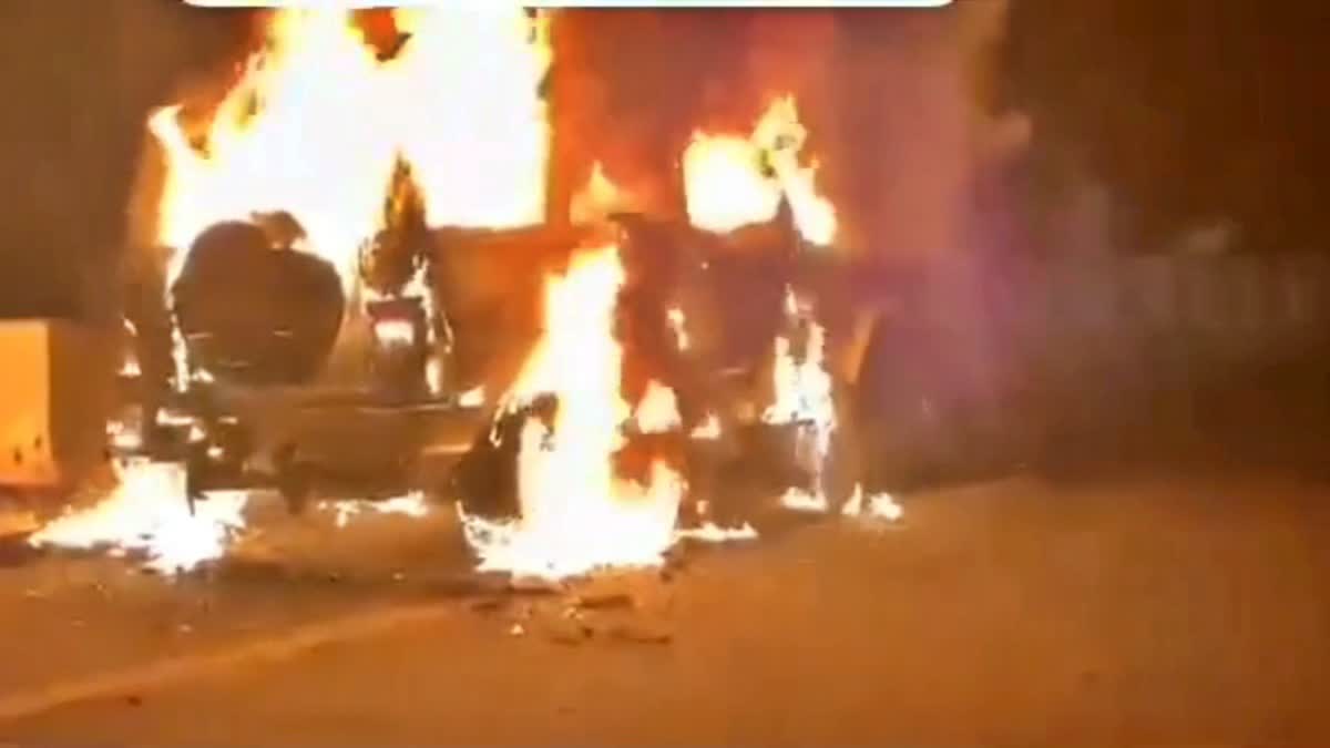 रांची-गुमला मुख्य मार्ग पर भीषण हादसा, स्कूल प्रिंसिपल की मौत पर भड़के ग्रामीण, बोलेरो फूंका व सड़क जाम की