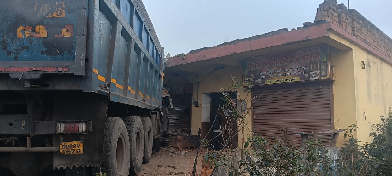 रामगढ़ : अनियंत्रित होकर हाईवा घर में घुसा, बड़ा हादसा टला