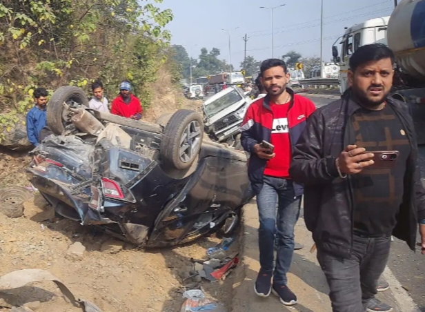 रामगढ़ : ट्रेलर का ब्रेक फेल, पांच गाड़ियों में मारी टक्कर, एक दर्जन से अधिक घायल