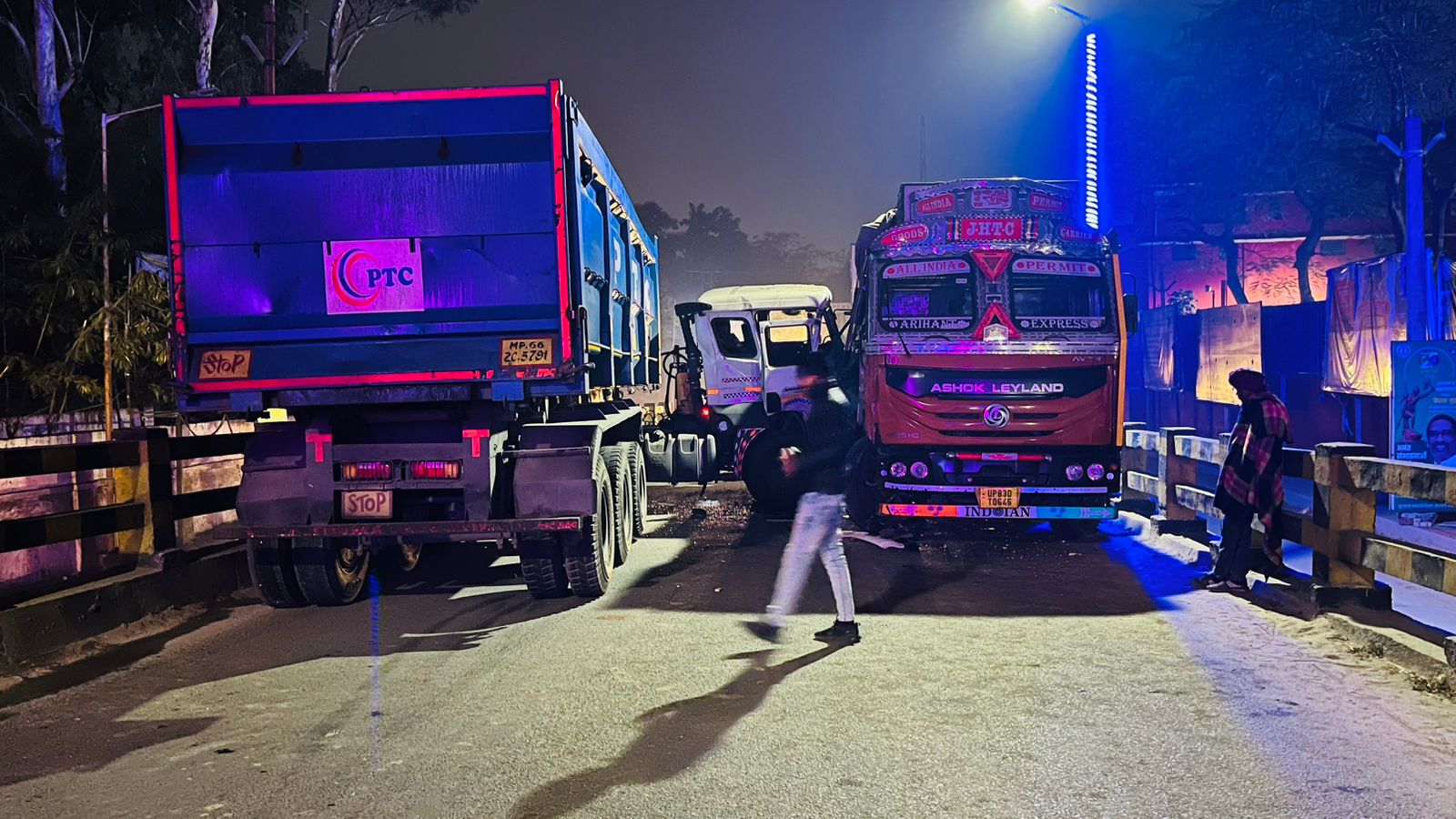 पलामू : कचहरी चौक ओवरब्रिज पर दो मालवाहकों की टक्कर,  वाहनों को हटाने में जुटी पुलिस