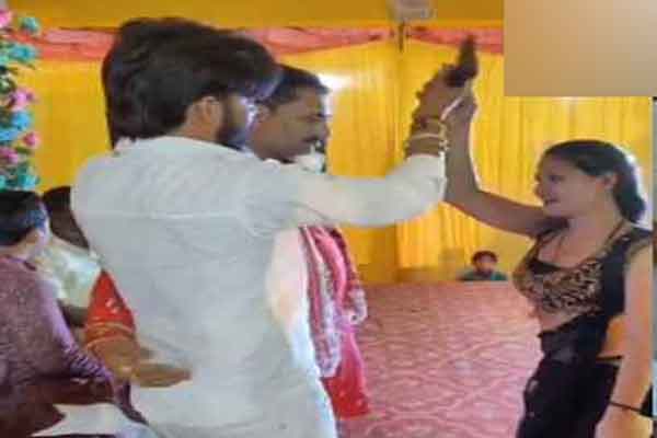 मुजफ्फरपुर : बर्थडे पार्टी में स्टेज पर पिस्टल लहराते युवक का वीडियो वायरल, पुलिस ने जांच शुरू की
