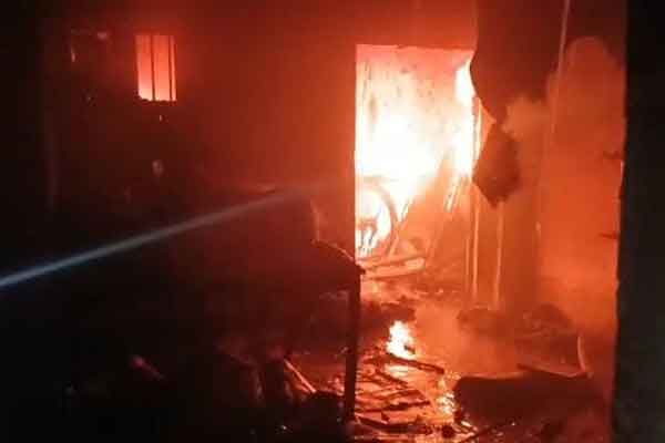 धनबाद :  आलू-प्याज गोदाम में लगी आग, मालिक को लाखों का नुकसान