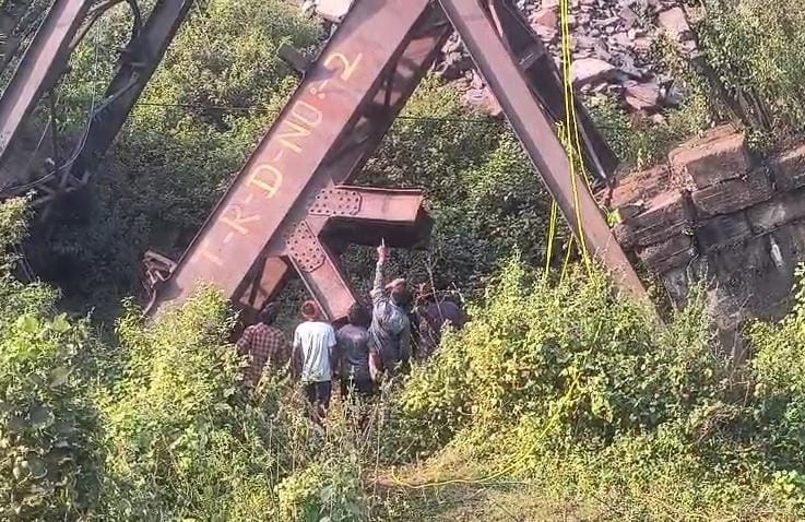 झरिया में रोपवे काटने के दौरान हादसा : एक लोहा चोर की मौत, दो गंभीर रूप से घायल