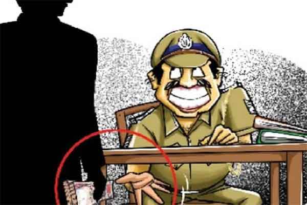 सारण :  अवैध वसूली के आरोप में दो पुलिस पदाधिकारी निलंबित, चार ड्यूटी से वंचित