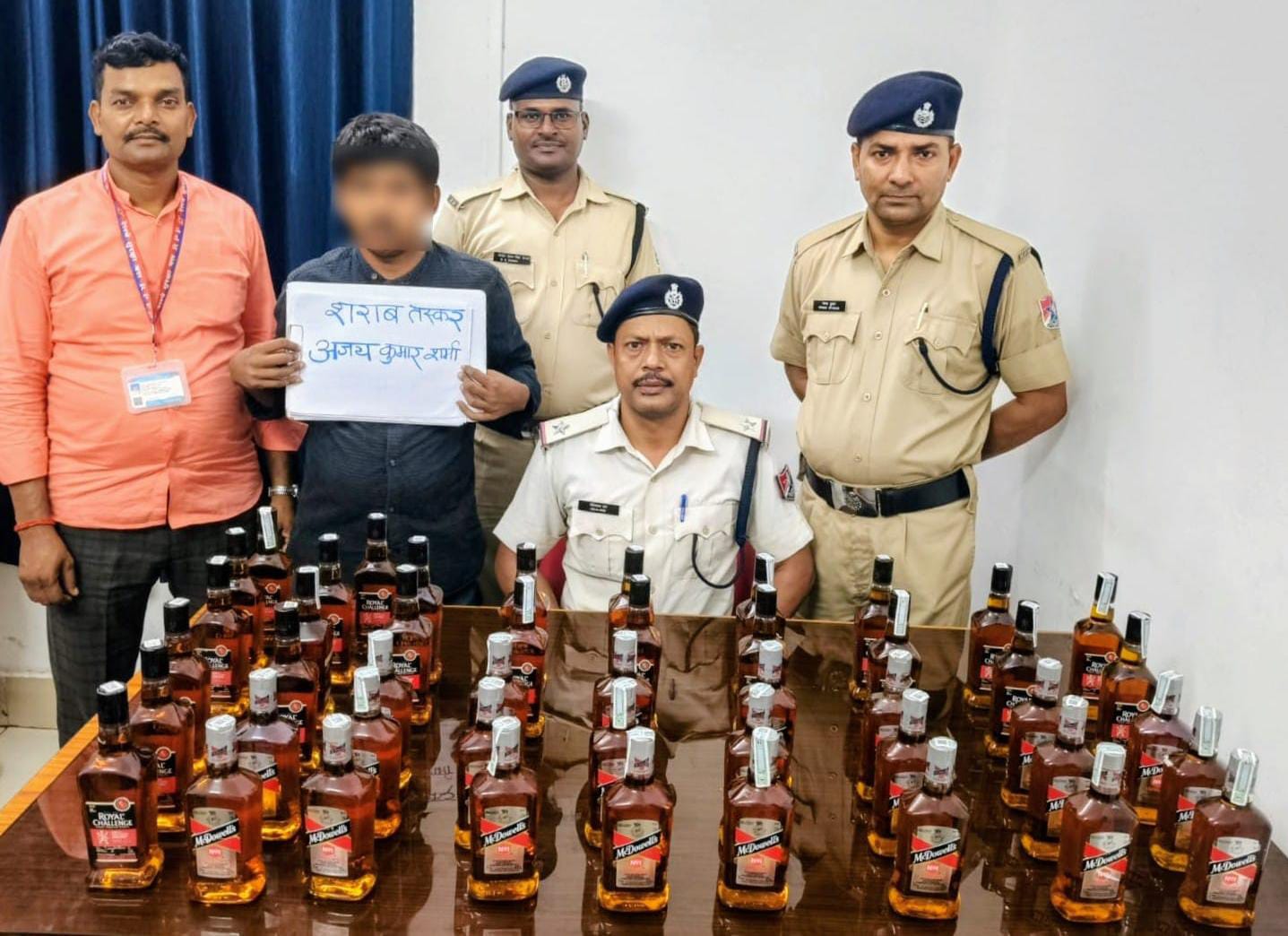 धनबाद :  रेलवे स्टेशन पर 17.6 लीटर अंग्रेजी शराब के साथ तस्कर गिरफ्तार