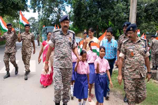 जादूगोड़ा :   सीआरपीएफ जवानों ने स्कूली बच्चों संग निकाली तिरंगा यात्रा