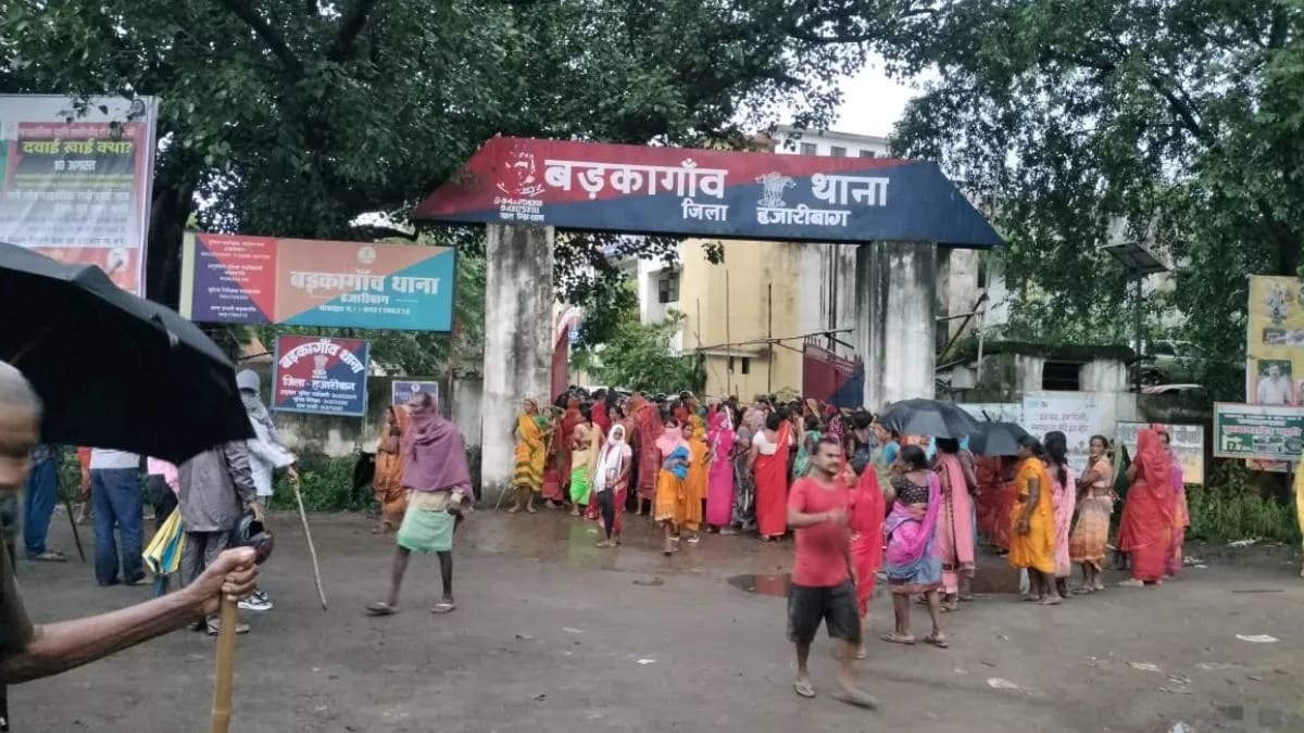NTPC मुआवजा शिविर में झड़प :  ग्रामीणों ने गिरफ्तारी के बाद बड़कागांव थाना का किया घेराव