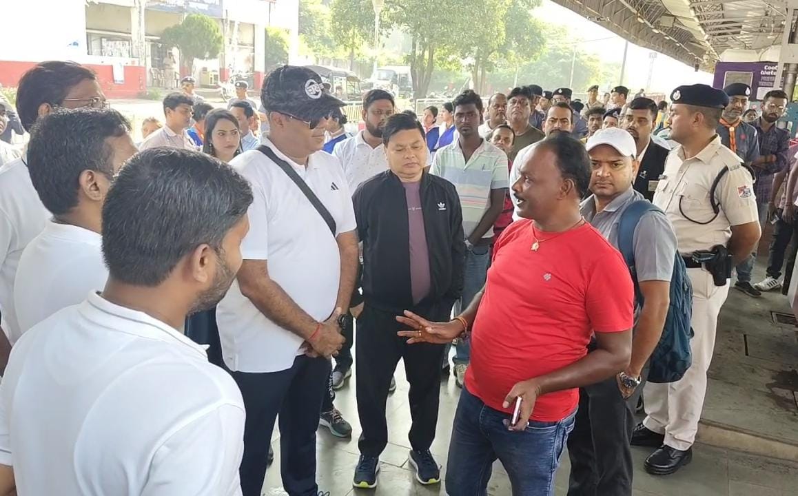 धनबाद रेल मंडल का स्वच्छता पखवाड़ा संपन्न, वॉकथॉन से यात्रियों को किया गया जागरूक