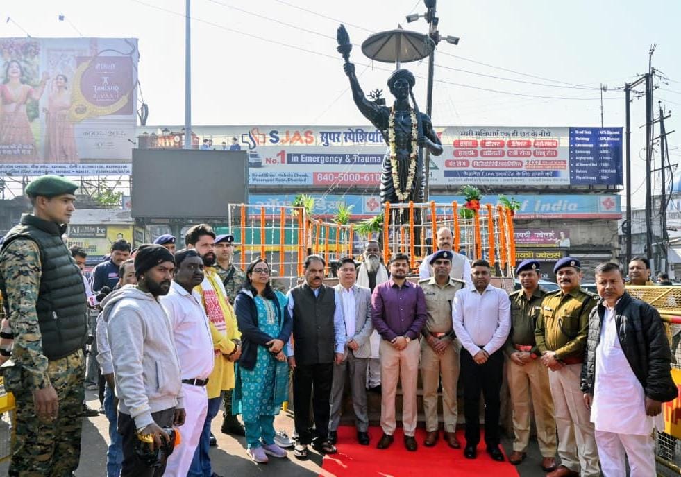 धनबाद :  डीसी ने भगवान बिरसा मुंडा को जयंती पर किया नमन, बोले-झारखंड अगले 25 साल में अलग पहचान बनायेगा