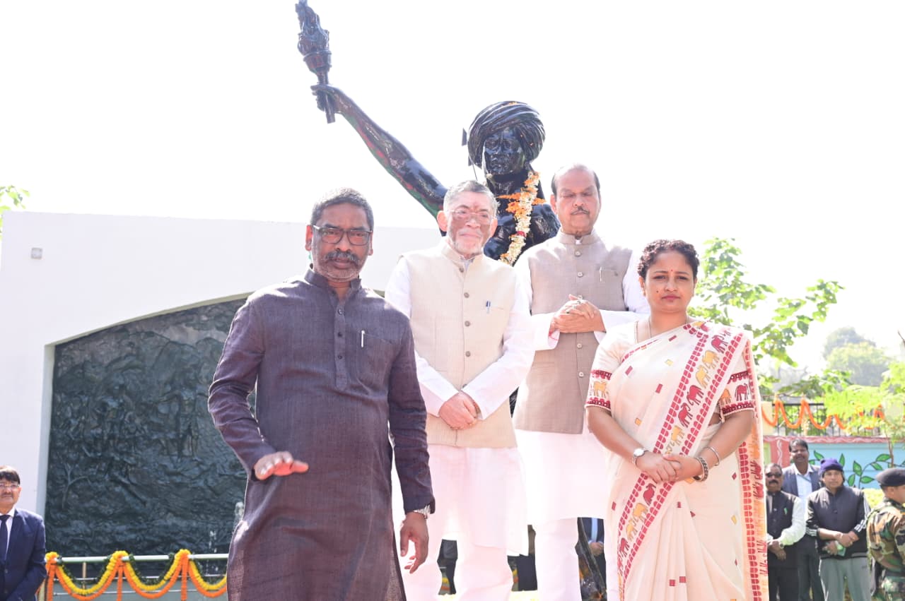 राज्यपाल और सीएम ने बिरसा मुंडा की 150वीं जयंती पर दी श्रद्धांजलि