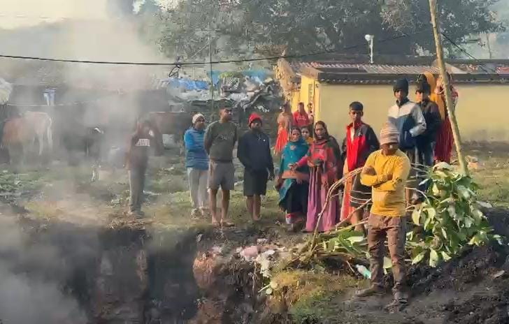 धनबाद :  तेतुलमारी में अवैध कोयला खदान से जहरीली गैस का रिसाव, ग्रामीणों में दहशत