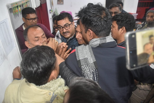 जमशेदपुर :  मानगो थाना में दो गुटों की भिड़ंत, जमकर चले लात-घूसे, पुलिस के साथ भी हाथापाई