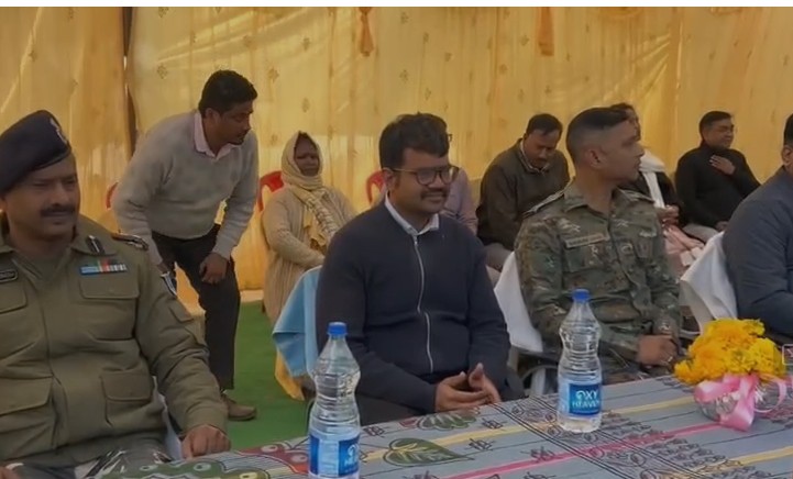 लातेहार :  12 KM दुर्गम रास्ता तय कर DC-SP पहुंचे बूढ़ा पहाड़ स्थित तिसिया गांव, समस्याओं का ऑन-स्पॉट समाधान