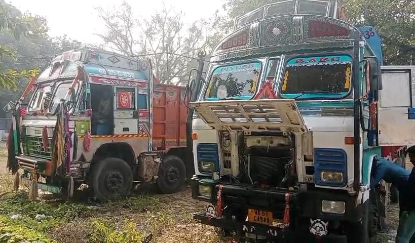 धनबाद :   अवैध बालू लदे दो ट्रक जब्त, खनन विभाग की जांच जारी